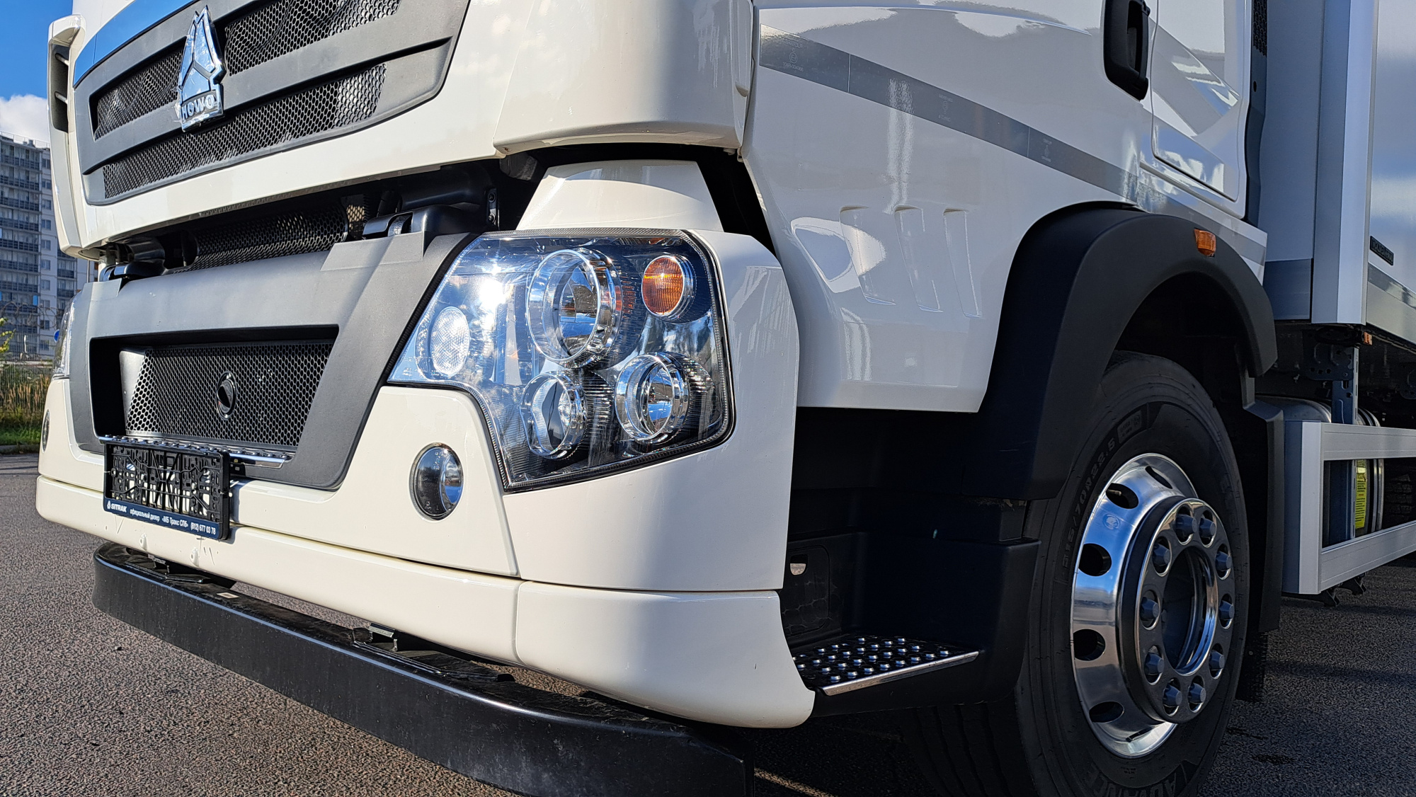 Рефрижератор Howo T5G 4x2 + ХОУ + гидроборт