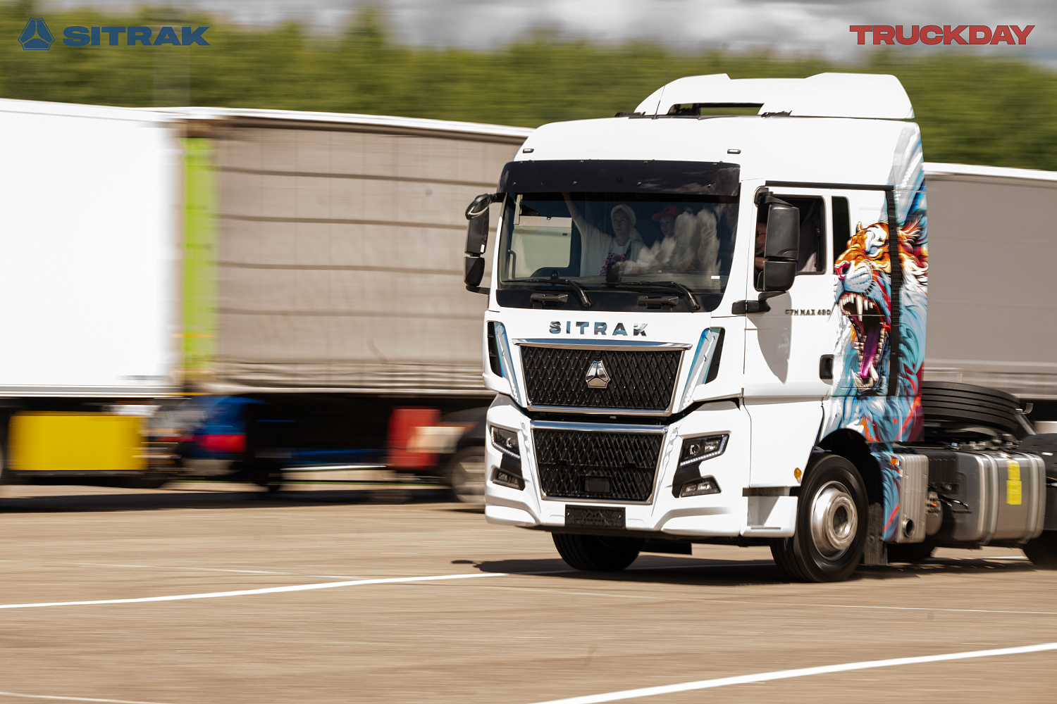 Гул моторов, блеск хрома и море улыбок: SITRAK ярко выступил на Truck Day 2026!