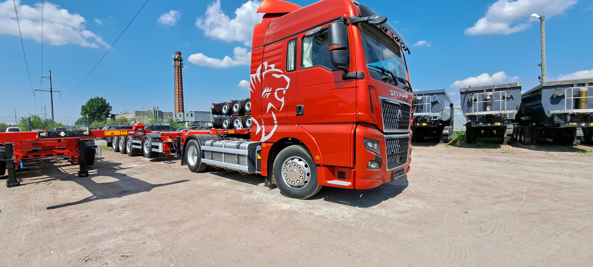 Автопоезд: тягач SITRAK C7H MAX 4х2 с полуприцепом-контейнеровозом Grunwald