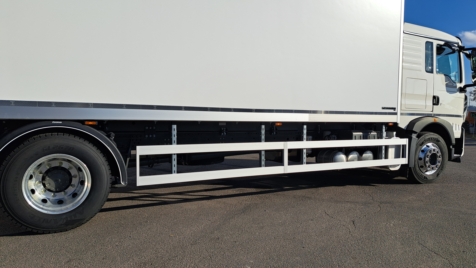 Рефрижератор Howo T5G 4x2 + ХОУ + гидроборт